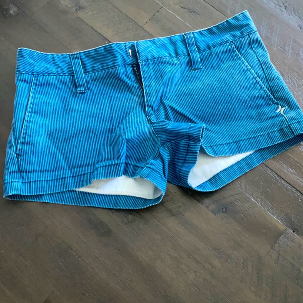 Hurley women’s shorts 💙